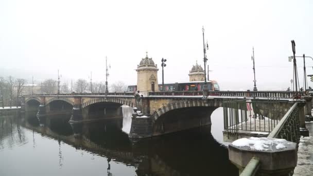 Blick Auf Die Brücke Über Die Moldau Prag Närrischen Wintertag — Stockvideo