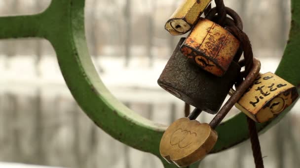 Aşk kilitleri köprüde 2 korkuluk — Stok video