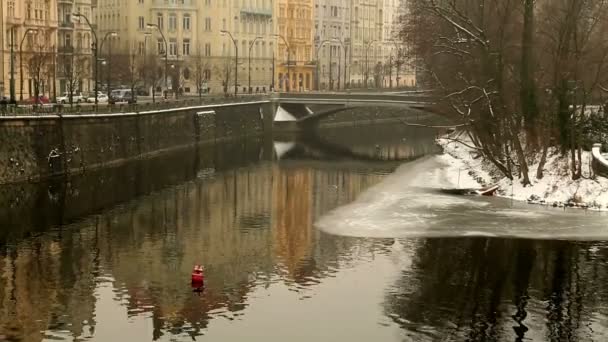 Staré budovy z Prahy v zimě 4 — Stock video