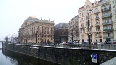 Legion Köprüsü ve Binalar kış zaman Vltava Nehri boyunca bir görünüm