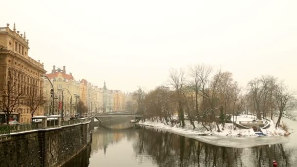 Praga vista en invierno cubierto de nieve 3 — Vídeo de stock