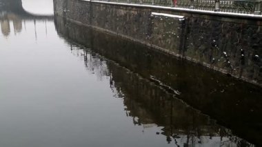 Legion Köprüsü ve Binalar kış zaman Vltava Nehri boyunca bir görünüm