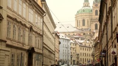 Renkli, eski evleri ve Prag'ın tarihi merkezi şehir kış Çek Cumhuriyeti, 04 Şubat 2017 trafik
