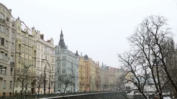 Bunte Häuser Auf Masarykovo Nabrezi Und Stadtverkehr Der Altstadt Von — Stockvideo