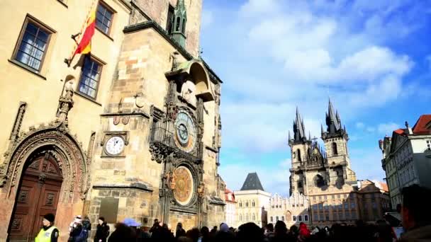 Reloj Astronómico y Plaza de la Ciudad Vieja en Praga — Vídeo de stock