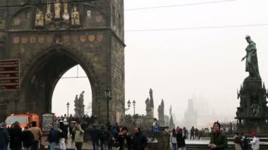 Eski, tarihi Kulesi ve heykel Prag'daki Charles Köprüsü'nün 02 Şubat 2017 ziyaret turist insanlar Prag, Çek Cumhuriyeti