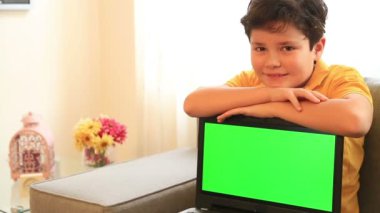 Yeşil ekran laptop monitör 4 çocukla