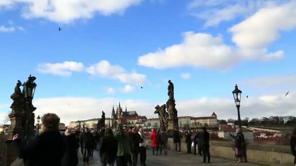 Turister Som Besöker Charles Bridge Time Lapse Prag Tjeckien Feb — Stockvideo