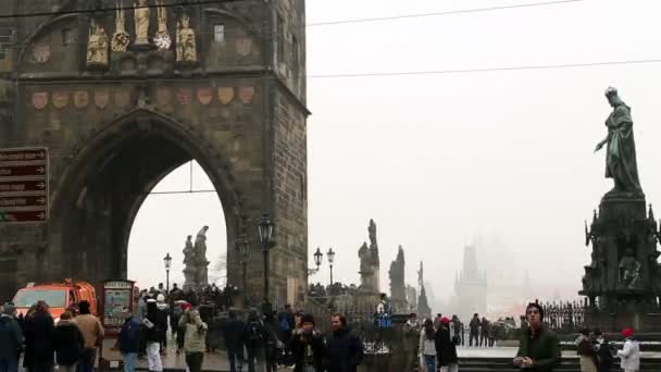 Toeristische Bezoekers Oude Historische Toren Beeldhouwwerk Van Karelsbrug Praag Februari — Stockvideo