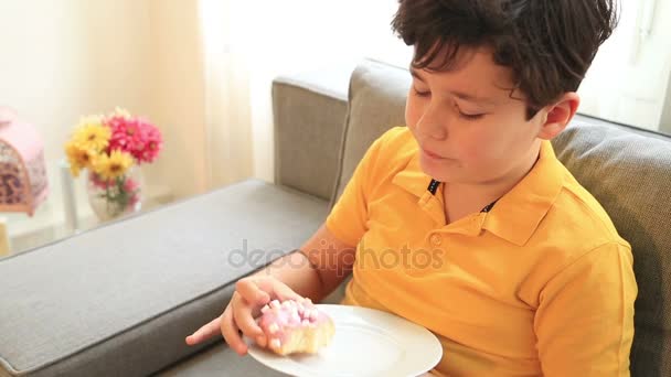 Child eating donut 2 — Stock Video