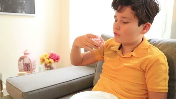 Niño comiendo donut 3 — Vídeo de stock