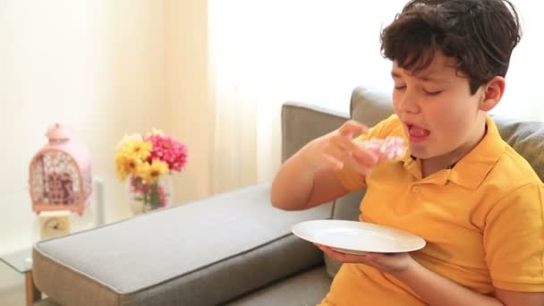 Dítě jíst koblihy — Stock video
