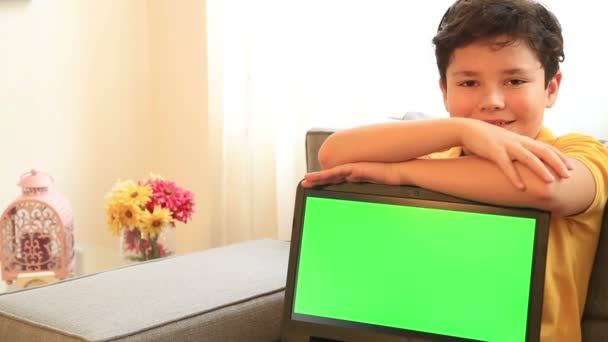 Yeşil ekran laptop monitör 3 çocukla — Stok video
