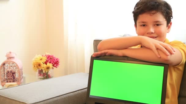 Kind met groen scherm laptop monitor 3 — Stockvideo