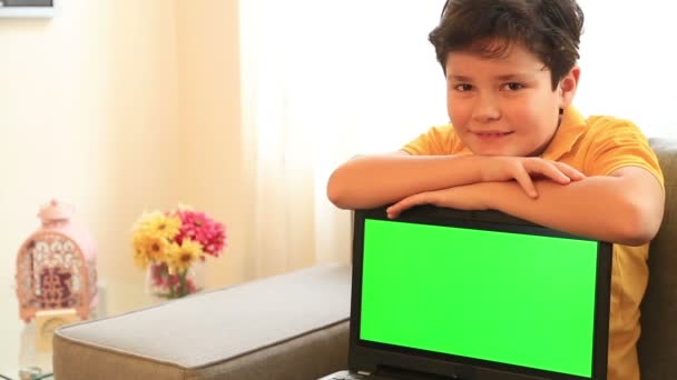 Bambino con schermo verde monitor portatile 4 — Video Stock