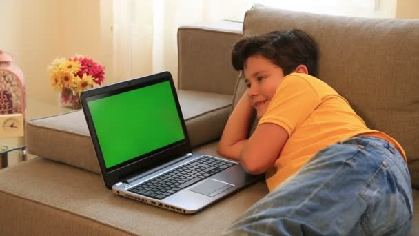 Niño con pantalla verde monitor portátil — Vídeo de stock