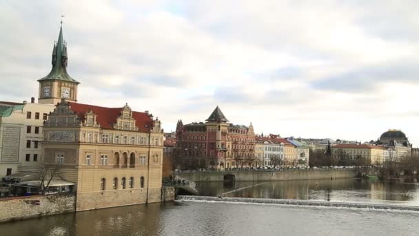 Αστικό τοπίο του ποταμού παλιά Πράγα και Μολδάβας 2 — Αρχείο Βίντεο