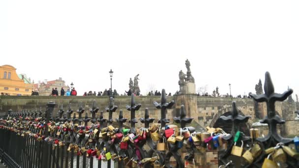 Liebesschlösser auf Prager Brücke 2 — Stockvideo