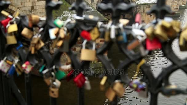 Αγάπη κλειδώματα σε γέφυρα της Πράγας 4 — Αρχείο Βίντεο