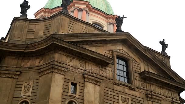 Старая церковь в Праге 3 — стоковое видео