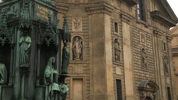 Vecchia chiesa nella città di Praga 5 — Video Stock
