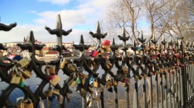 Prag Kalesi'nin arkasında aşk kilitleri
