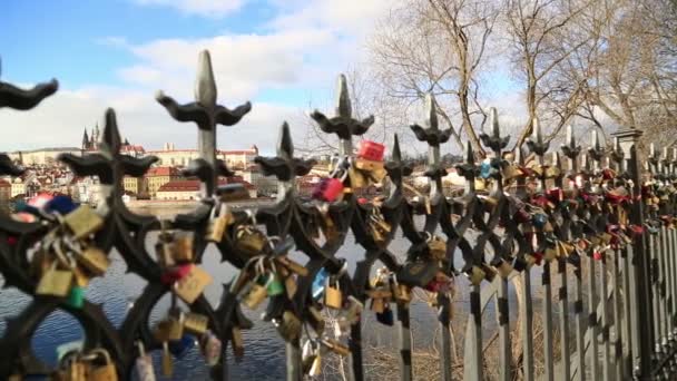 Castelo de Praga atrás das fechaduras do amor — Vídeo de Stock
