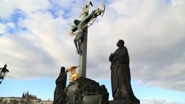 Statue auf der Karlsbrücke in Prag — Stockvideo