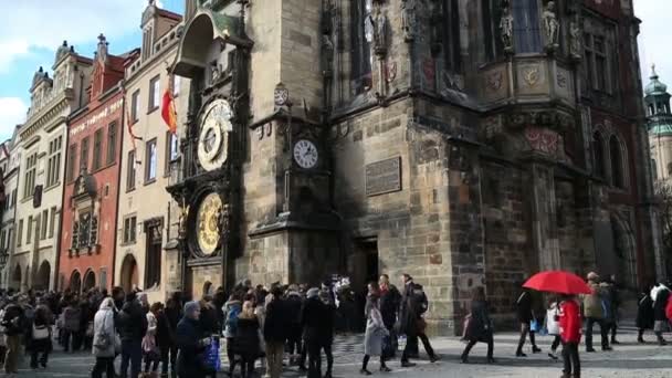 Средневековые астрономические часы в Праге — стоковое видео