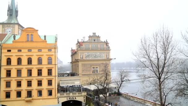 古い建物でプラハを流れるヴルタヴァ川を表示します。 — ストック動画