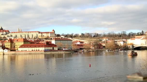 Veduta del castello di Prague e del fiume Moldava — Video Stock