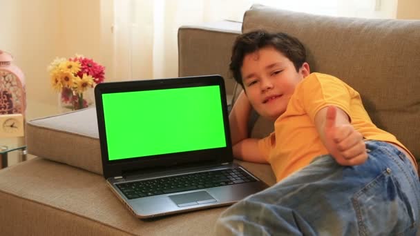 Kleiner Junge mit grünem Bildschirm Laptop-Monitor — Stockvideo
