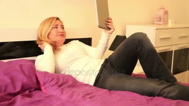 Femme parlant via Internet avec tablette à la chambre à coucher — Video