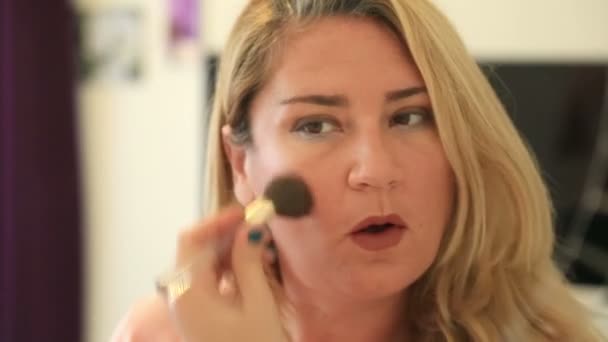 Mujer aplicando maquillaje — Vídeo de stock