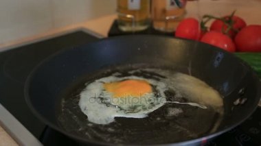 Bir tavada 3 dört kırık yumurta