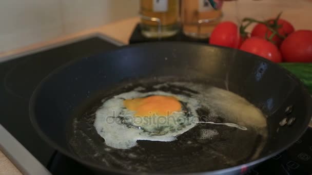 Cuatro huevos rotos en una sartén 3 — Vídeo de stock