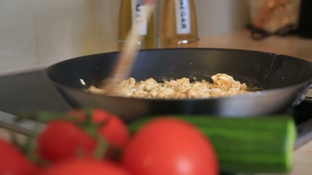 Смажити яйце на сковороді 2 — стокове відео