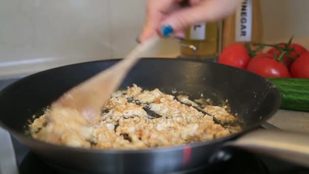 Freír el huevo en una sartén — Vídeo de stock