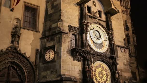 Астрономические часы в Праге ночью 2 — стоковое видео