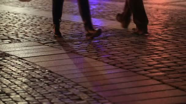 Skuggor av människor som gick i en kullerstensbelagda gatan 2 — Stockvideo