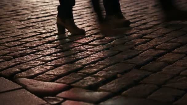 Schatten von Menschen, die in einer Kopfsteinpflasterstraße 5 gehen — Stockvideo