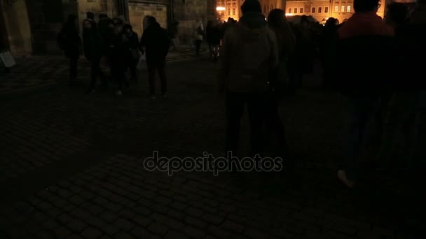 Het oude stadsplein in Praag bij nacht — Stockvideo
