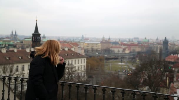 Женщина смотрит на панораму старого города — стоковое видео