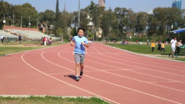 Child running and drinking water — Stock Video