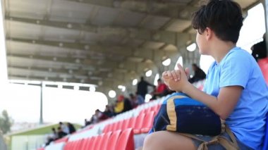 Spor taraftar oyunu izlerken