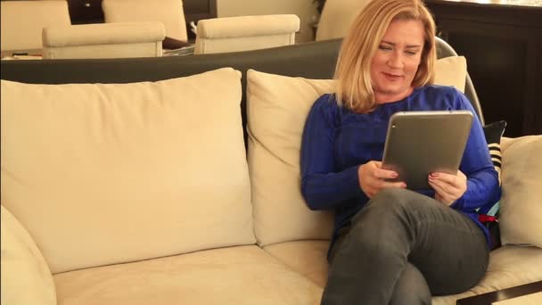 Щаслива жінка з цифровим планшетом — стокове відео