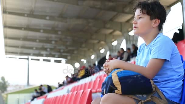 Apoiante do esporte assistindo o jogo 5 — Vídeo de Stock