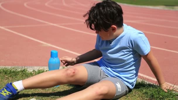 Sports injuries of young boy outdoors — Stock Video