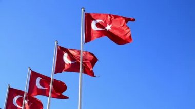 Mavi gökyüzünde Türkiye bayrakları sallayarak