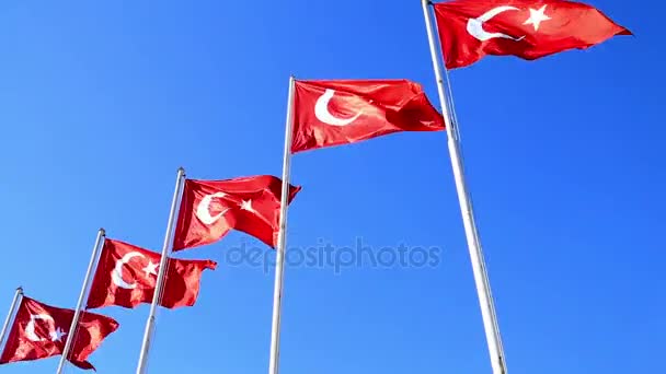 Türkische Fahnen wehen im blauen Himmel — Stockvideo